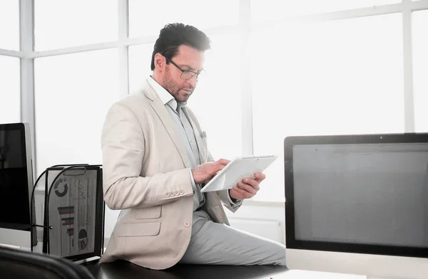 Homme d'affaires avec tablette numérique assis sur le bureau Bureau . — Photo