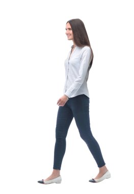 gülümseyen genç kadın öne çıkıyor. beyaz izole