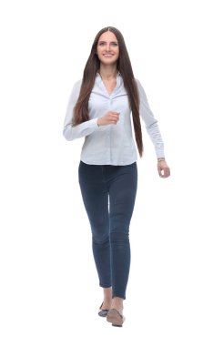 gülümseyen genç kadın öne çıkıyor. beyaz izole