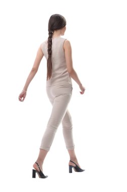 yan görünüm. kendine güvenen genç kadın öne çıkıyor