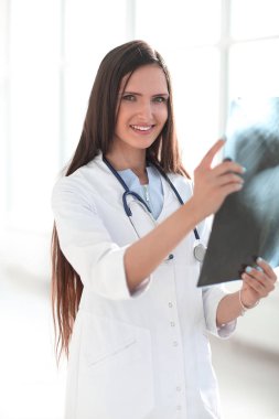 yakın yukarı. doktor gülümseyen kadın hasta x-ışını arıyor