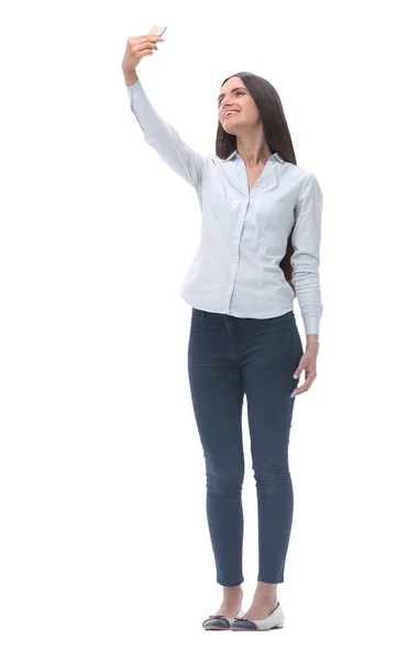 Bastante joven mujer tomando selfie en su teléfono inteligente. aislado en blanco — Foto de Stock