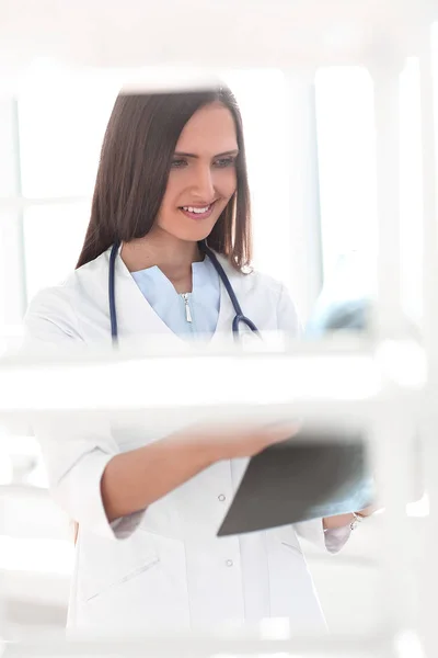 Hintergrundbild einer lächelnden Ärztin mit Patienten-Röntgen — Stockfoto