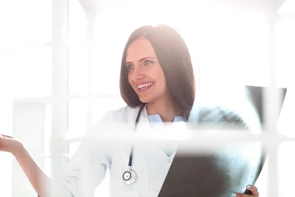 Närbild. leende kvinna läkare med röntgen av patienten — Stockfoto
