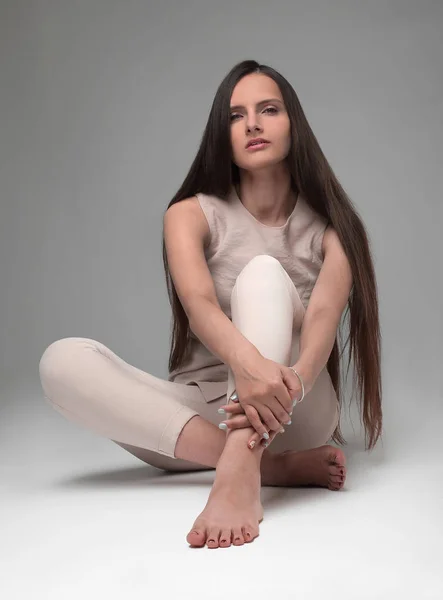 Jeune femme réfléchie assise sur le sol — Photo