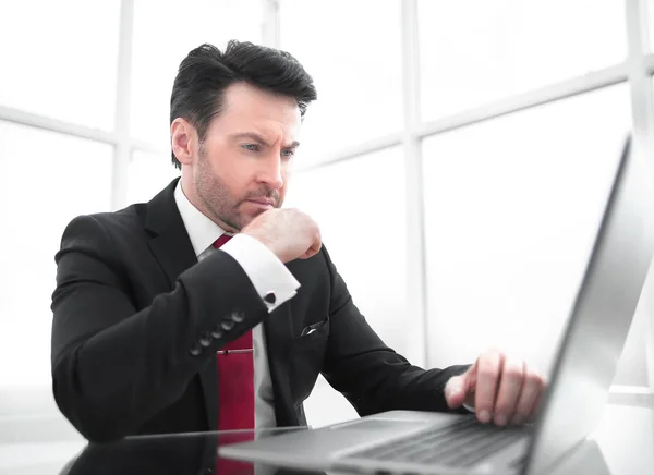 Biznesmen, siedząc na jego Desk.business i technologii — Zdjęcie stockowe