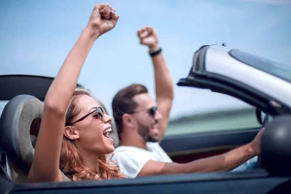 Fechar up.happy casal amoroso viajando em um carro . — Fotografia de Stock