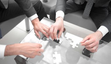 up.business ortakları birlikte Danışma ofiste oturan bir bulmaca koyarak kapatın