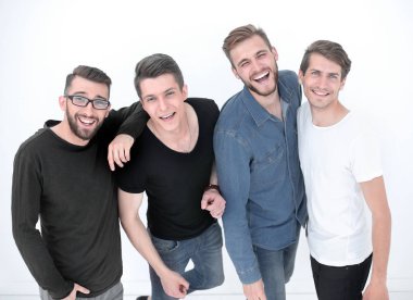 En iyi manzara... bir grup mutlu genç adam kameraya bakıyor.