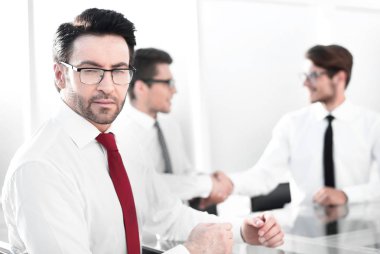 bulanık office arka plan üzerinde başarılı iş adamı