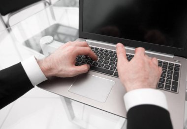 dizüstü bilgisayarda metin yazarak up.business adam kapatın.