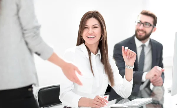 Geschäftsfrau sitzt an ihrem Schreibtisch — Stockfoto