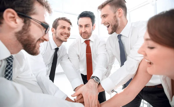 행복 한 비즈니스 팀 그들의 손을 함께 연결 — 스톡 사진