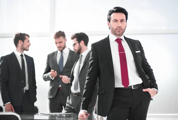 Seriöser Geschäftsmann steht im Büro. — Stockfoto