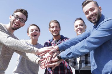 ekip çalışması kavramı. eller iş adamları katıldı