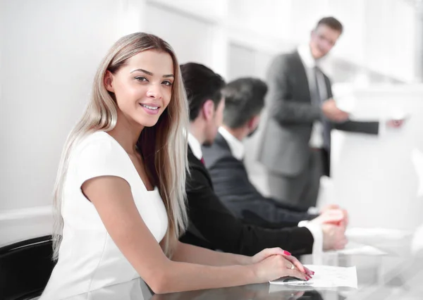 Joven empresaria en una presentación de negocios . —  Fotos de Stock