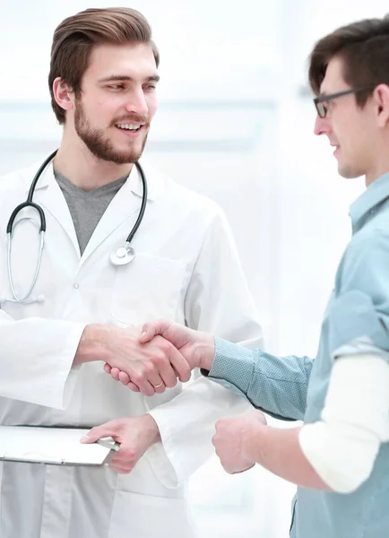 Médico felicitando o paciente com a recuperação — Fotografia de Stock