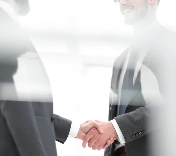 Handshake é parceiros de negócios sérios — Fotografia de Stock