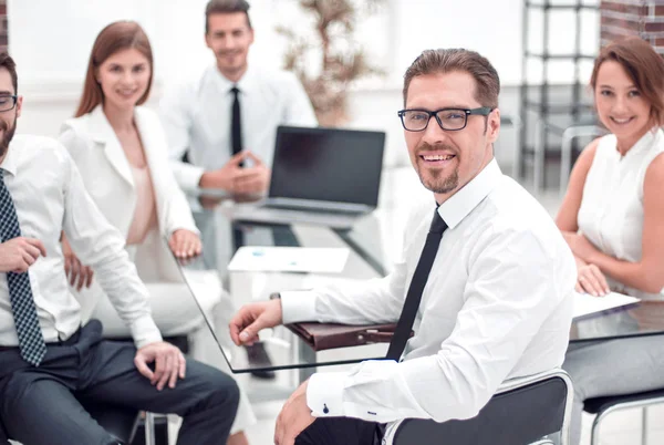 Jefe y equipo de negocios sentado en su escritorio — Foto de Stock