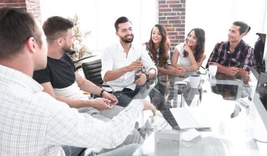 modern masa başında oturan iş takım.