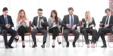 akıllı telefonlar ofiste kullanarak çalışanlar.