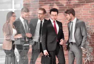 modern ofis cam duvarın arkasında duran insanlar