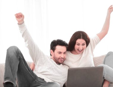 Genç çift onların favori takım için köklenme