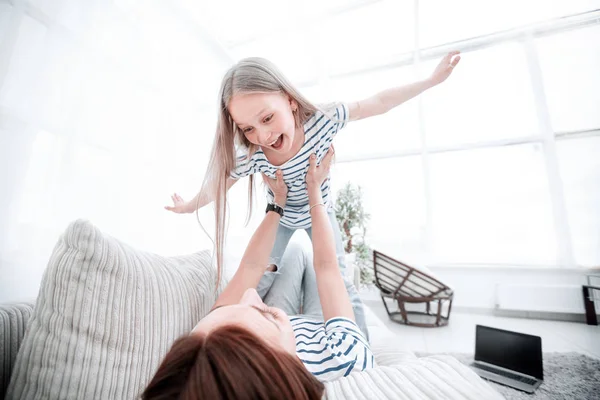 Mamãe brinca com sua filha — Fotografia de Stock