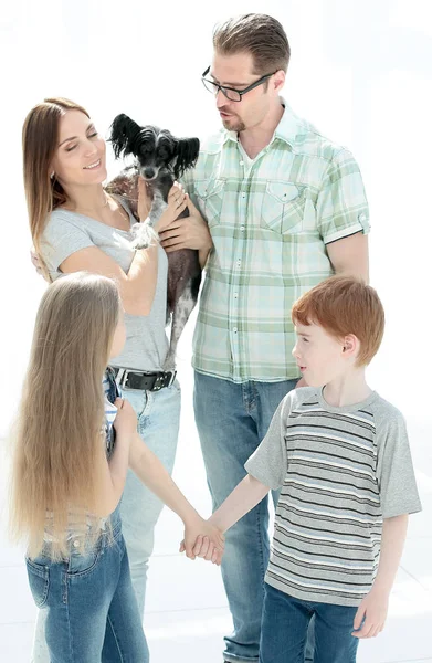 Retrato de uma família feliz com um animal de estimação — Fotografia de Stock