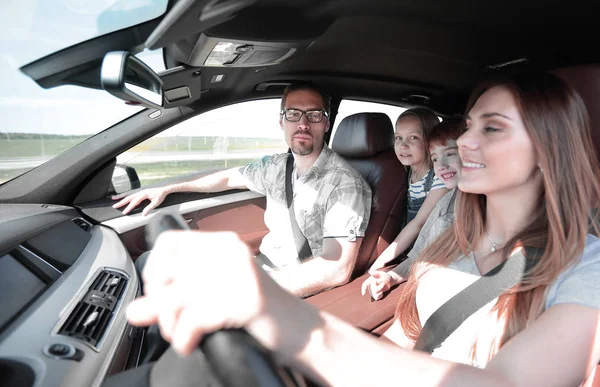 Lycklig familj reser i en bekväm bil — Stockfoto
