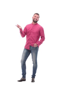 kırmızı gömlekli düşünceli bir genç adamın tam uzunlukta portresi