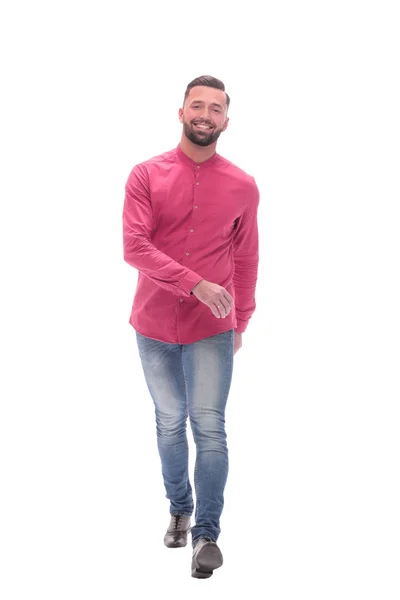 Lächelnder junger Mann in Jeans tritt vor. isoliert auf weiß — Stockfoto