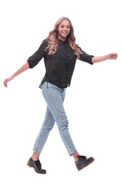 yan görünüm. gülümseyen genç kadın güvenle öne çıkıyor