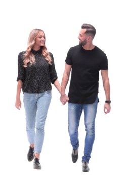 tam büyüme. gülümseyen genç çift birlikte yürüyor