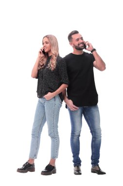 Tam gelişim. Genç çift akıllı telefonlarıyla konuşuyor.