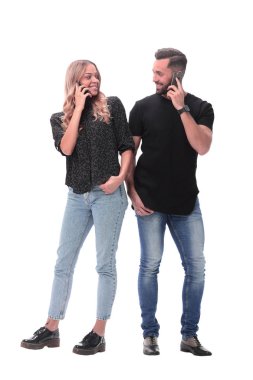 Tam gelişim. Genç çift akıllı telefonlarıyla konuşuyor.