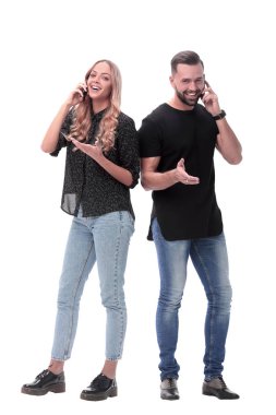 Tam gelişim. Genç çift akıllı telefonlarıyla konuşuyor.