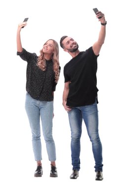 tam büyüme. gülümseyen genç çift selfie çekiyor