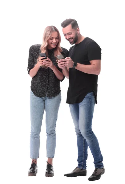 I full tillväxt. snyggt ungt par med smartphones — Stockfoto