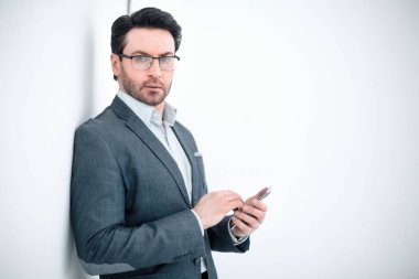 Akıllı telefonunda SMS yazan kendine güvenen iş adamı