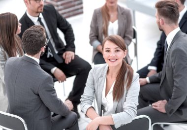 iş arkadaşları bir daire içinde oturan genç iş kadını