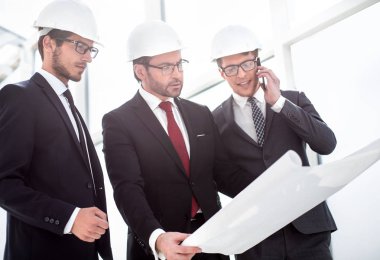 Yeni binayı işadamları ve mimarlar denetliyor.