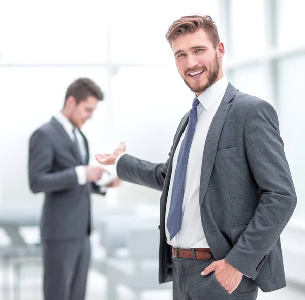 Erfolgreicher Geschäftsmann lädt Sie ins Büro ein. — Stockfoto