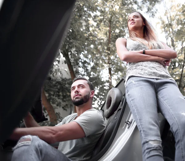 Молода пара, що подорожує на машині, робить зупинку — стокове фото