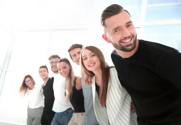 Equipo empresarial joven de pie en la oficina — Foto de Stock