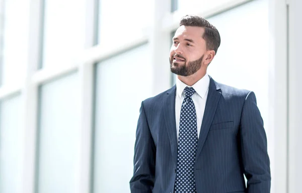 Homme d'affaires rêveur debout dans un bureau lumineux . — Photo