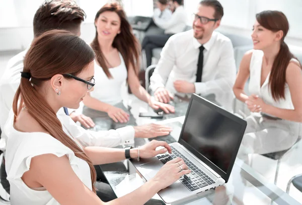 Équipe d'affaires à un atelier dans un bureau moderne — Photo