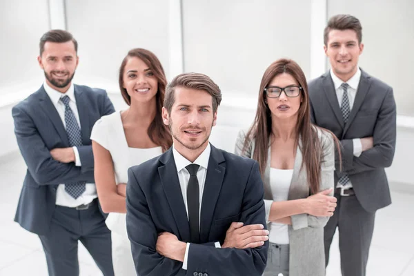 Gruppo di giovani di successo sorridono — Foto Stock