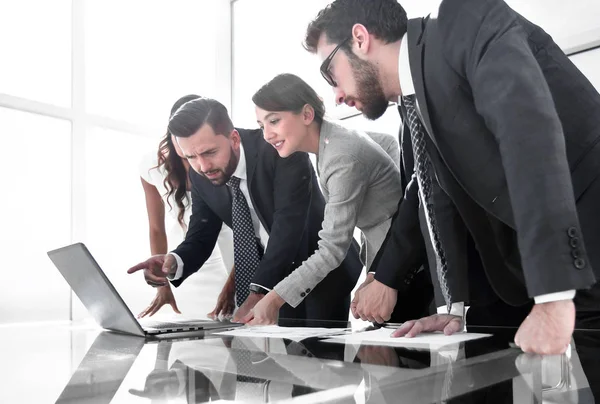 Equipo empresarial discute los resultados del nuevo proyecto. — Foto de Stock