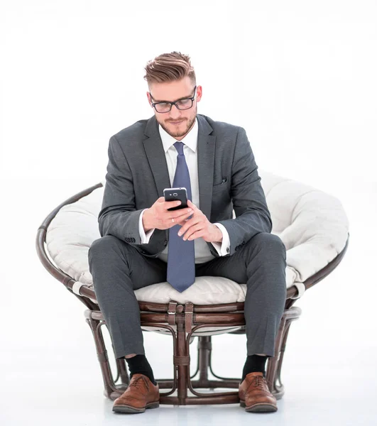 Close-up. succesvolle zakenman het lezen van SMS op zijn smartphone — Stockfoto